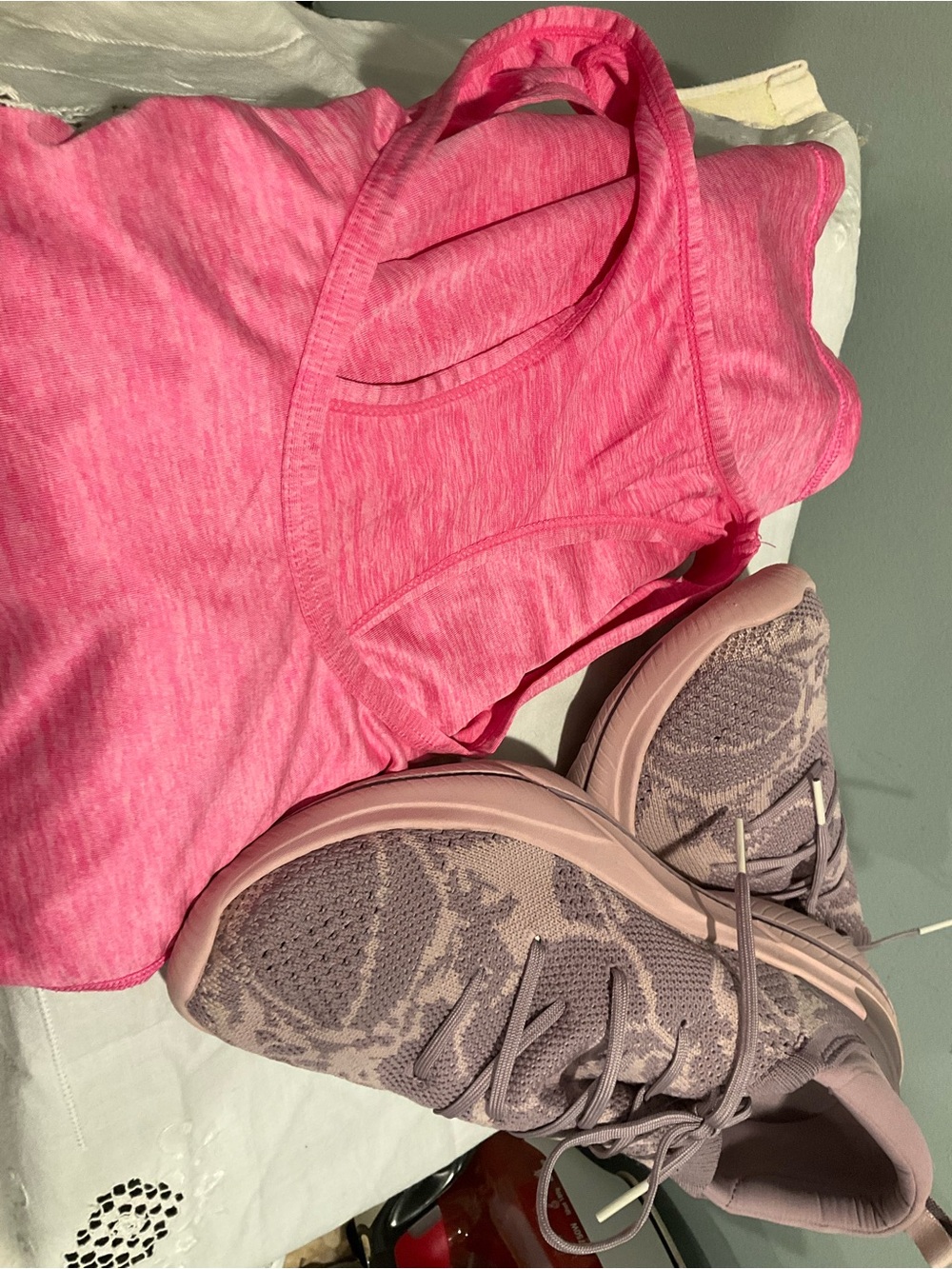 Sorel Women's Pink Sneakers

Sorel Bundle  sneaker and racer back tank top